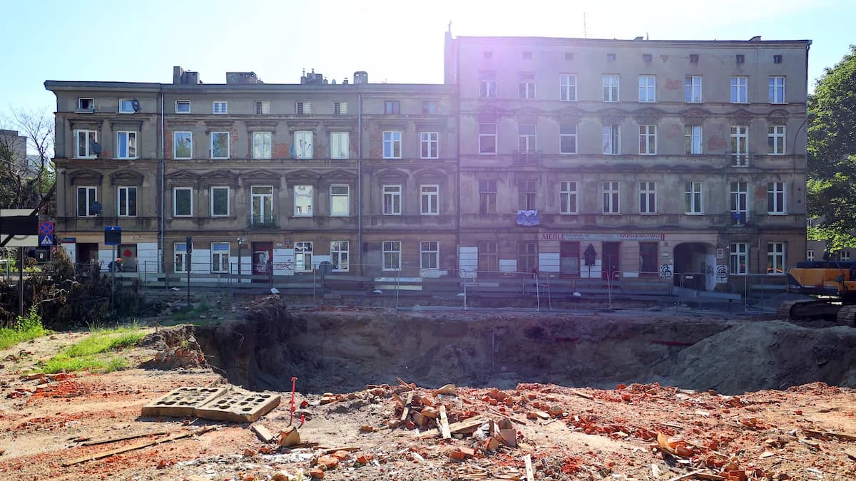 Trwa wielka przebudowa na Bałutach. Wyburzono starą kamienicę