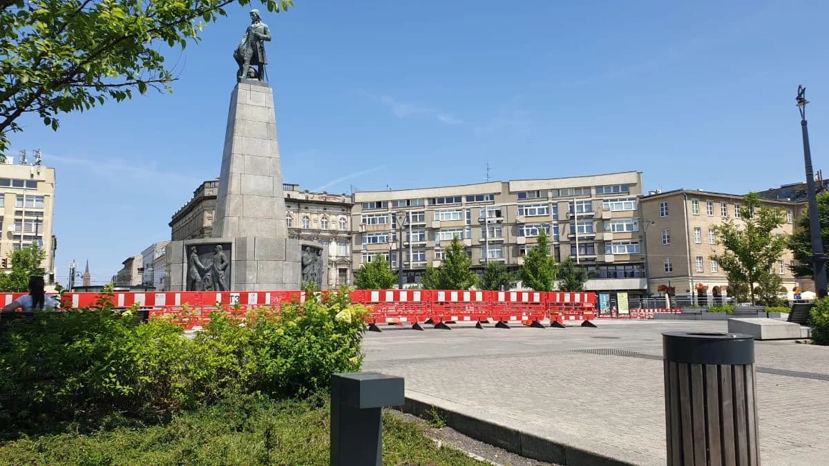 Plac Wolności znów do poprawki. Po kostce przyszedł czas na płyty chodnikowe