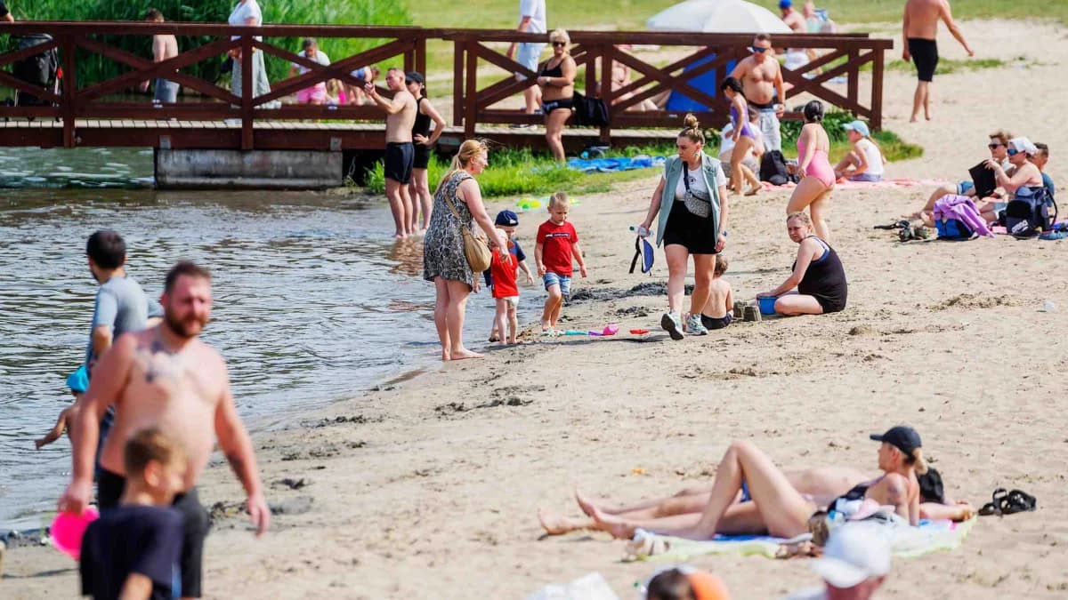 Hawajskie parasole i plaża jak na Malediwach. Nad ten zalew zjeżdżają z całego woj. łódzkiego