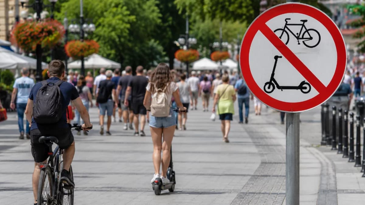 Wakacyjny zakaz dla hulajnóg już obowiązuje. Kara może sięgnąć nawet 5 tys. zł
