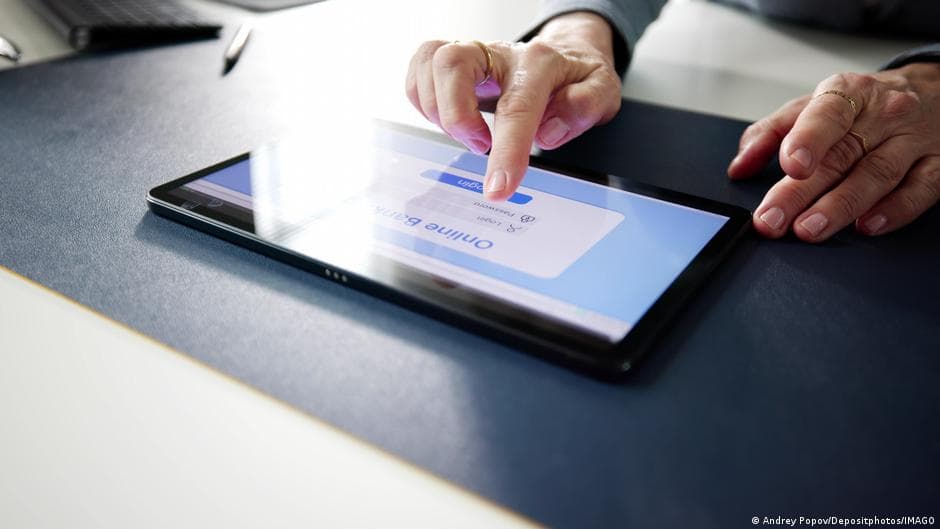 „Cyfrowy przymus” wyklucza. Chcą prawa do życia analogowego