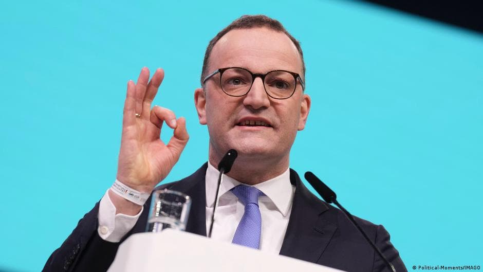 Polityk skorzystał z surogacji. Prasa: podwójne standardy
