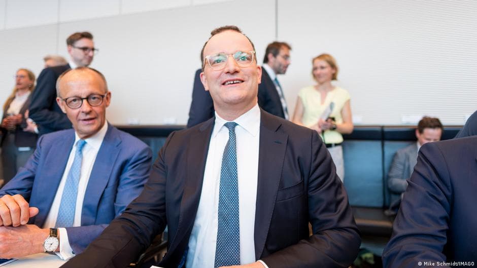 Prasa o dymisji chadeka: Szansa na nowe rozdanie w rządzie
