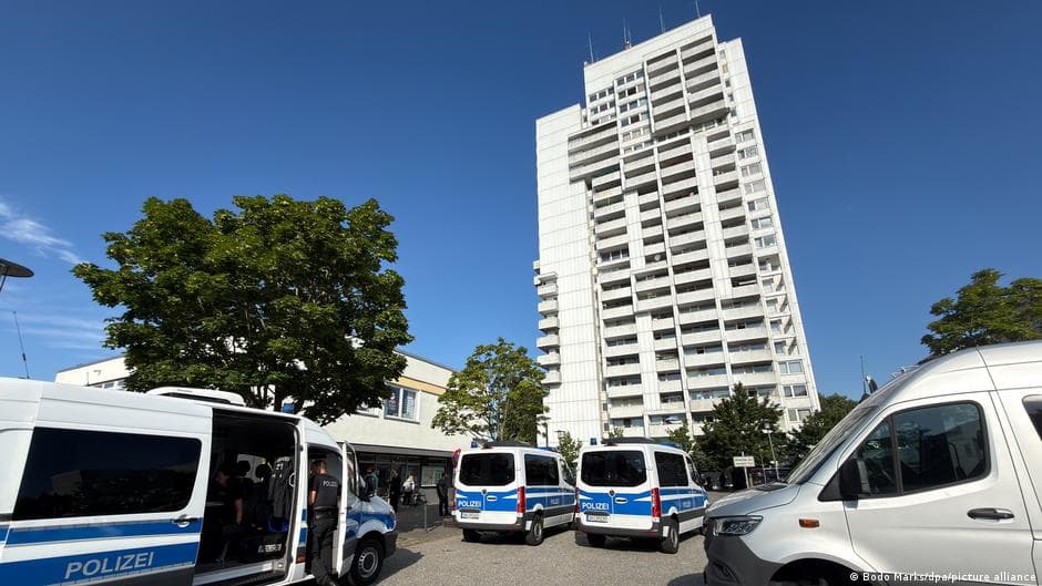 Kto rzucił kamieniem? Policja zabezpiecza próbki DNA
