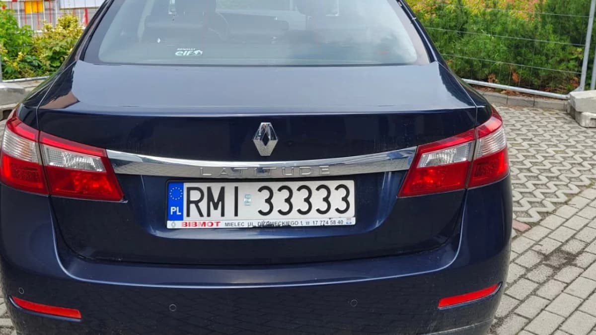 Starostwo sprzedaje samochód. Francuska limuzyna wystawiona za grosze