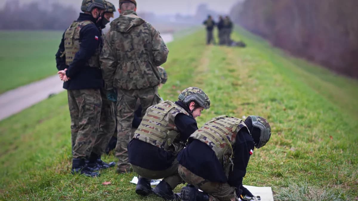 Drony, granaty hukowe i chmura chloru. Służby stawiają na nogi całą gminę