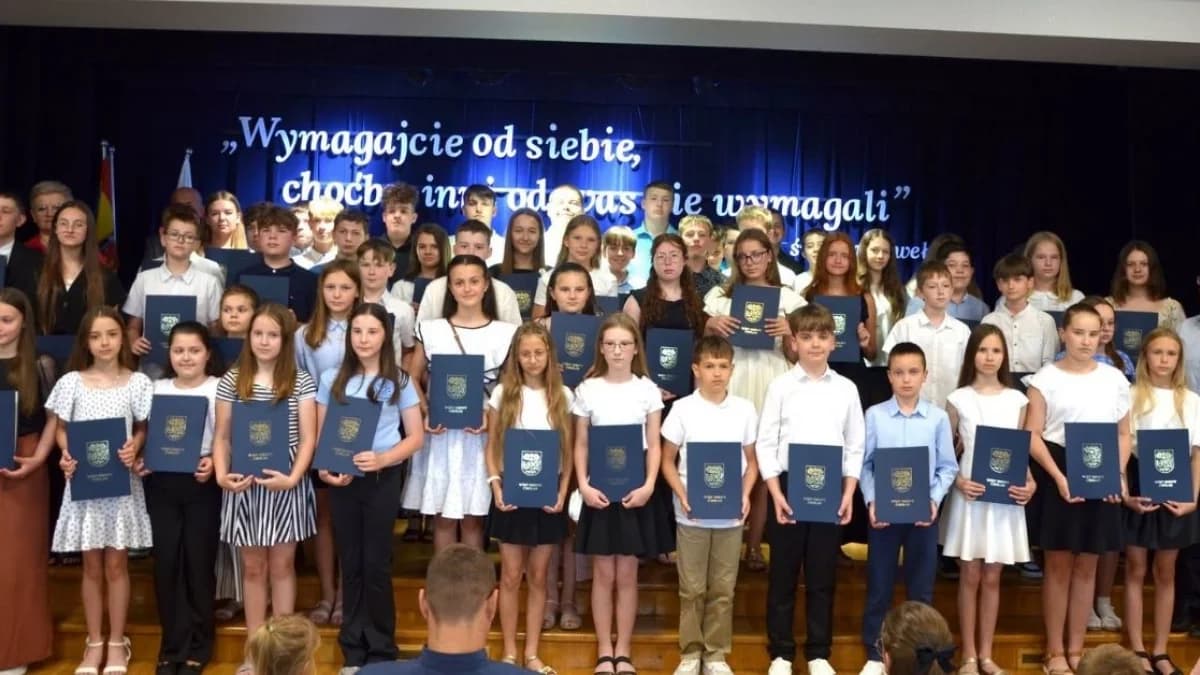 Ponad stu uczniów nagrodzonych przez wójt Bernadettę Wolak-Posłuszny. Kuźnia talentów w gminie Cmolas [ZDJĘCIA - LISTA NAZWISK]