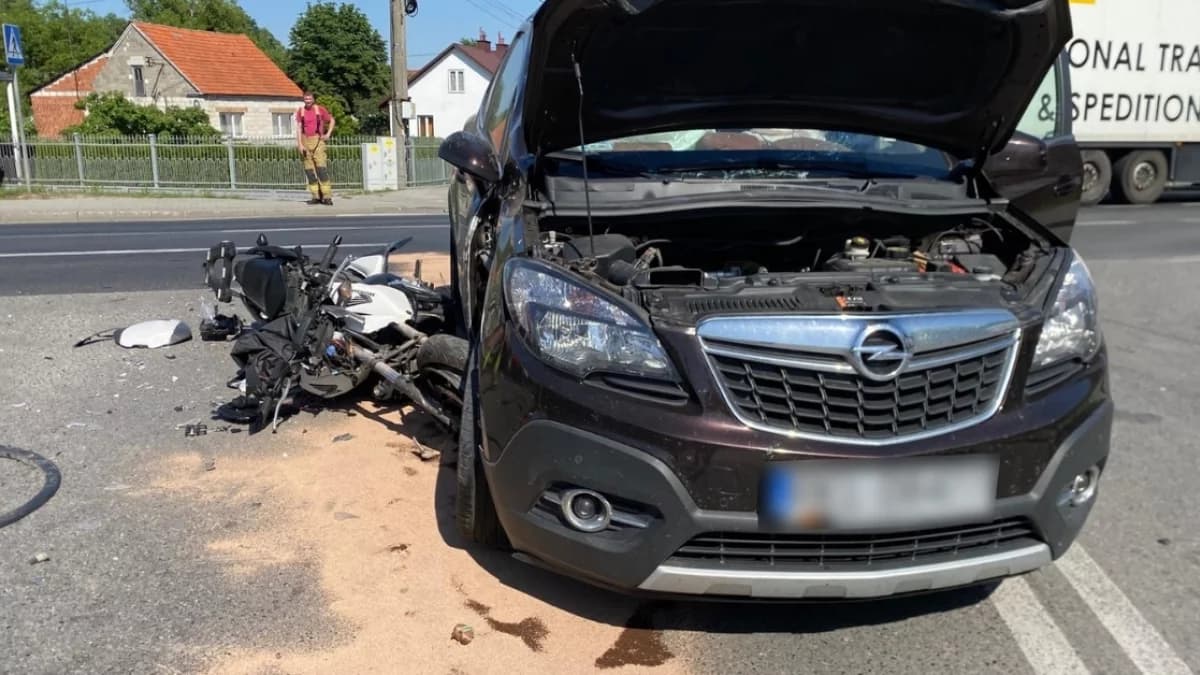 Poważny wypadek na DK9. Motocykl wbił się w osobówkę. Ranne trzy osoby!
