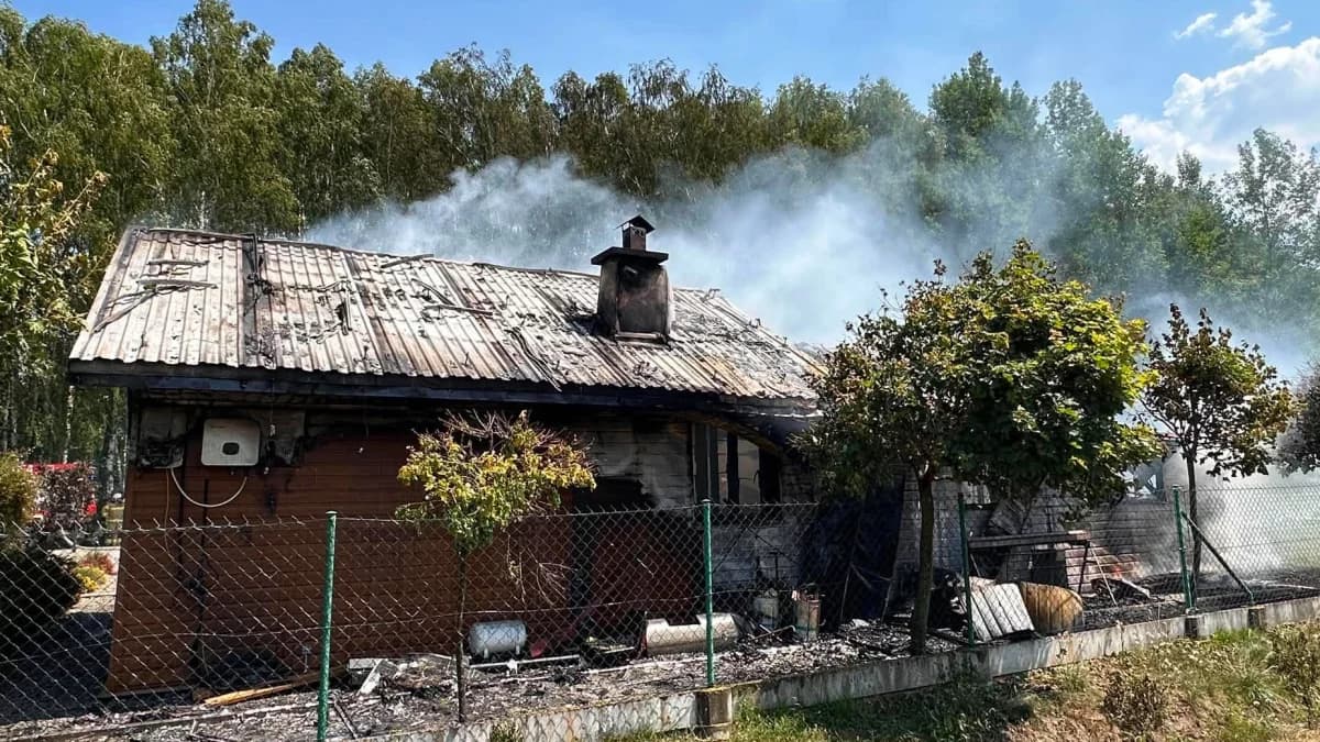 Pożar w Hucie Przedborskiej. Ogień strawił budynek z samochodami, w zagrożeniu był dom