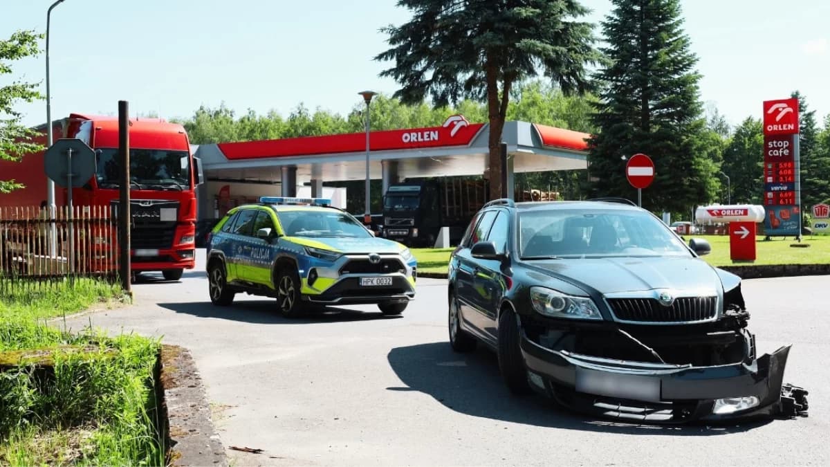 Stłuczka w pobliżu stacji paliw. Policjanci pracują na miejscu [ZDJĘCIA]
