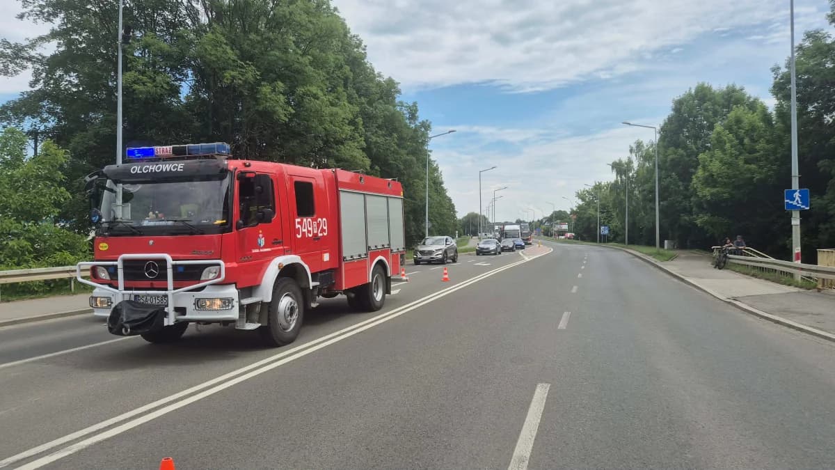 PILNE: Wypadek pod zamkiem w Sanoku. Bus leży na boku
