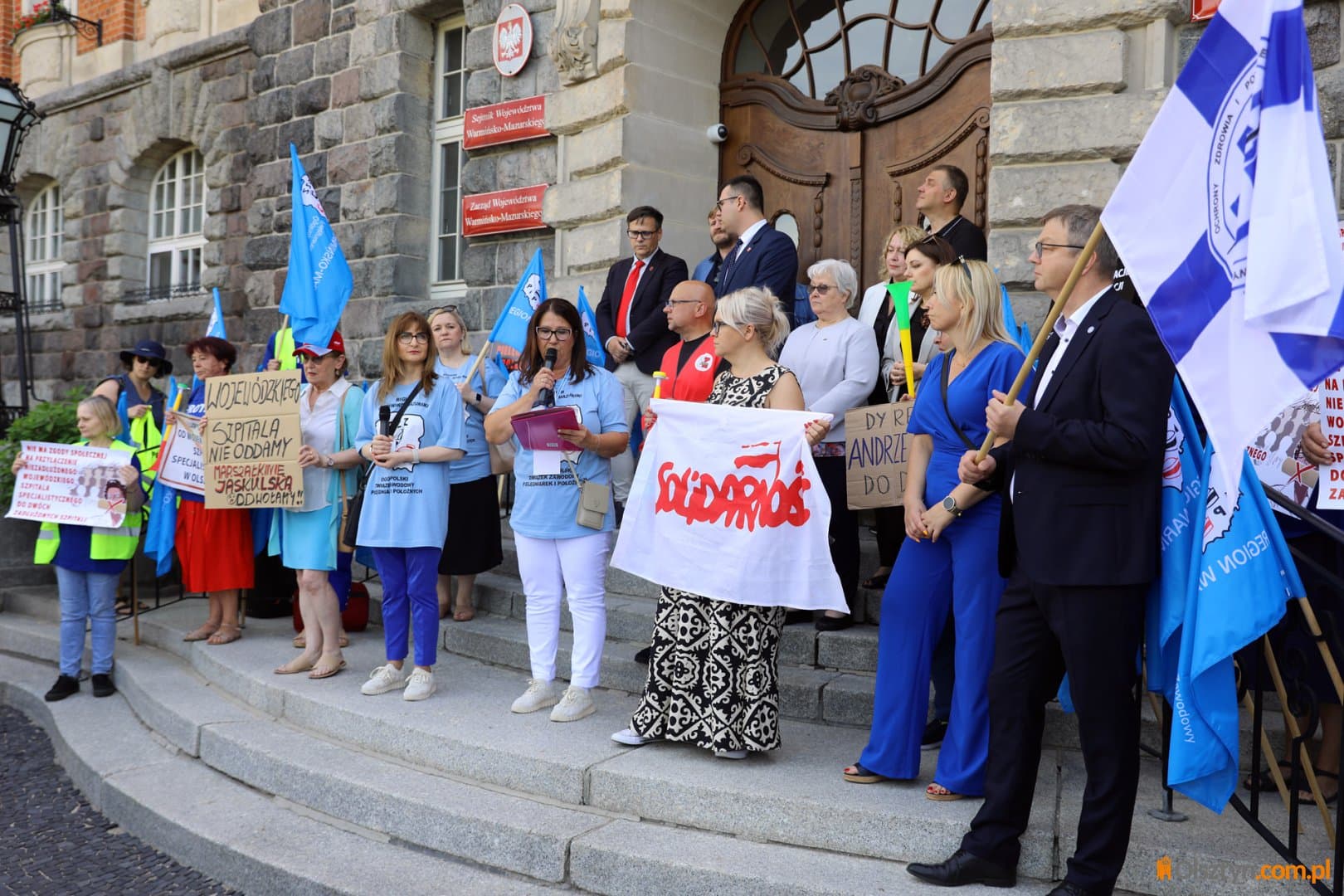 Pikieta przed urzędem marszałkowskim. Protestujący alarmują ws. konsolidacji szpitali [ZDJĘCIA, WIDEO]