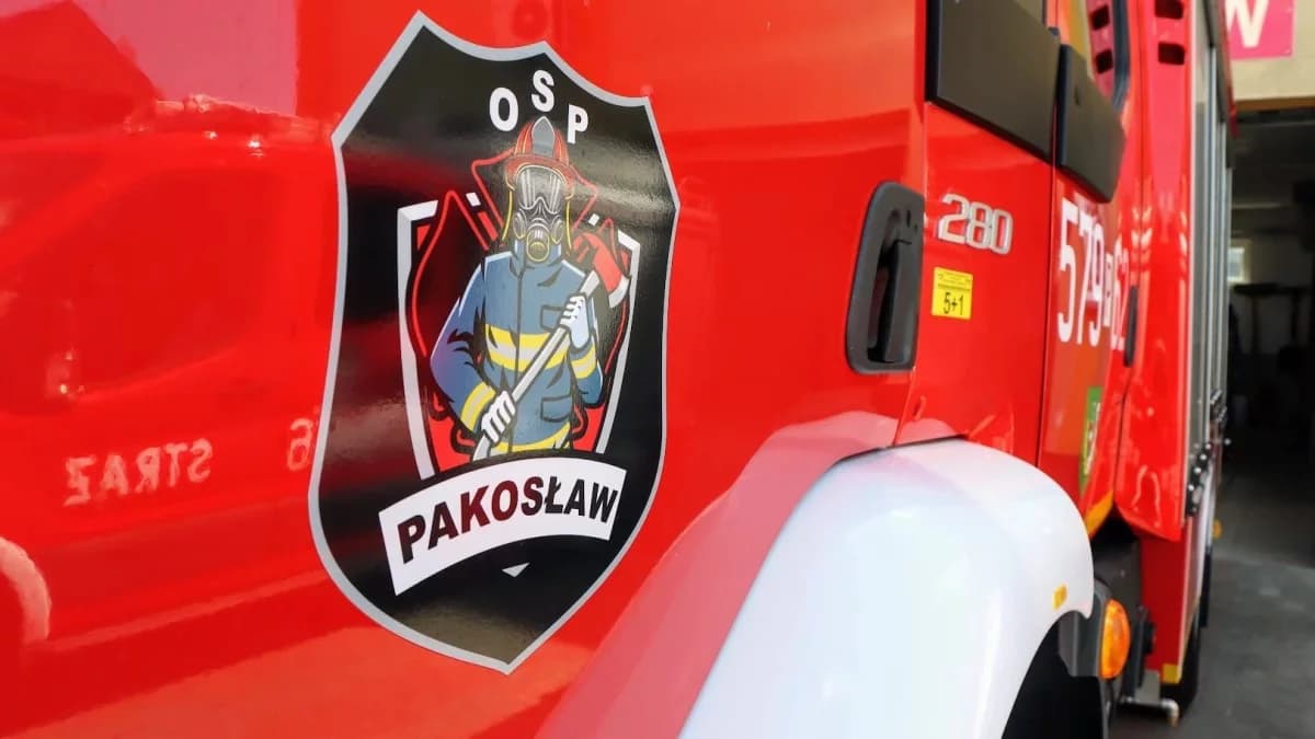 Uderzenie w barierki, nastolatki w aucie, samochód na boku. Interweniowały służby ratunkowe