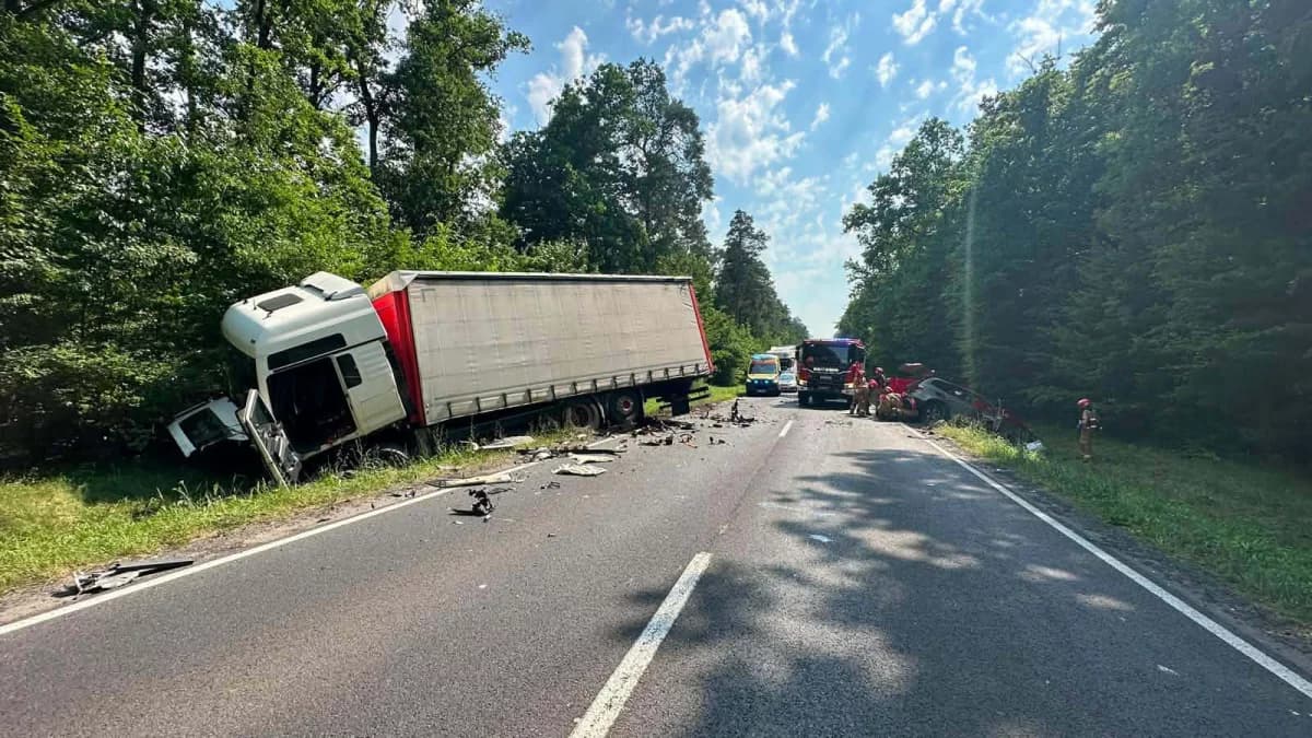 Tragiczny wypadek na DK11. Kierowca BMW zginął po zderzeniu z ciężarówką