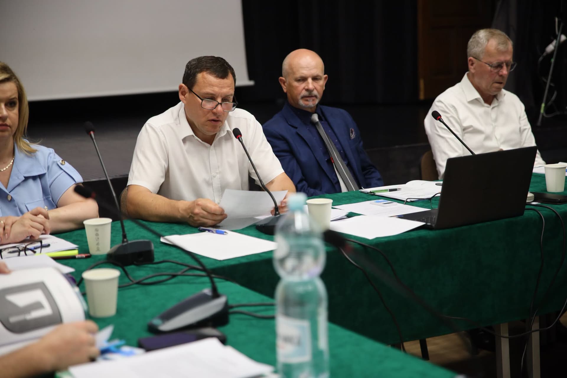 Jednogłośne absolutorium dla Marka Goździewskiego. Burmistrz Klimontowa pełen zaufania w oczach radnych