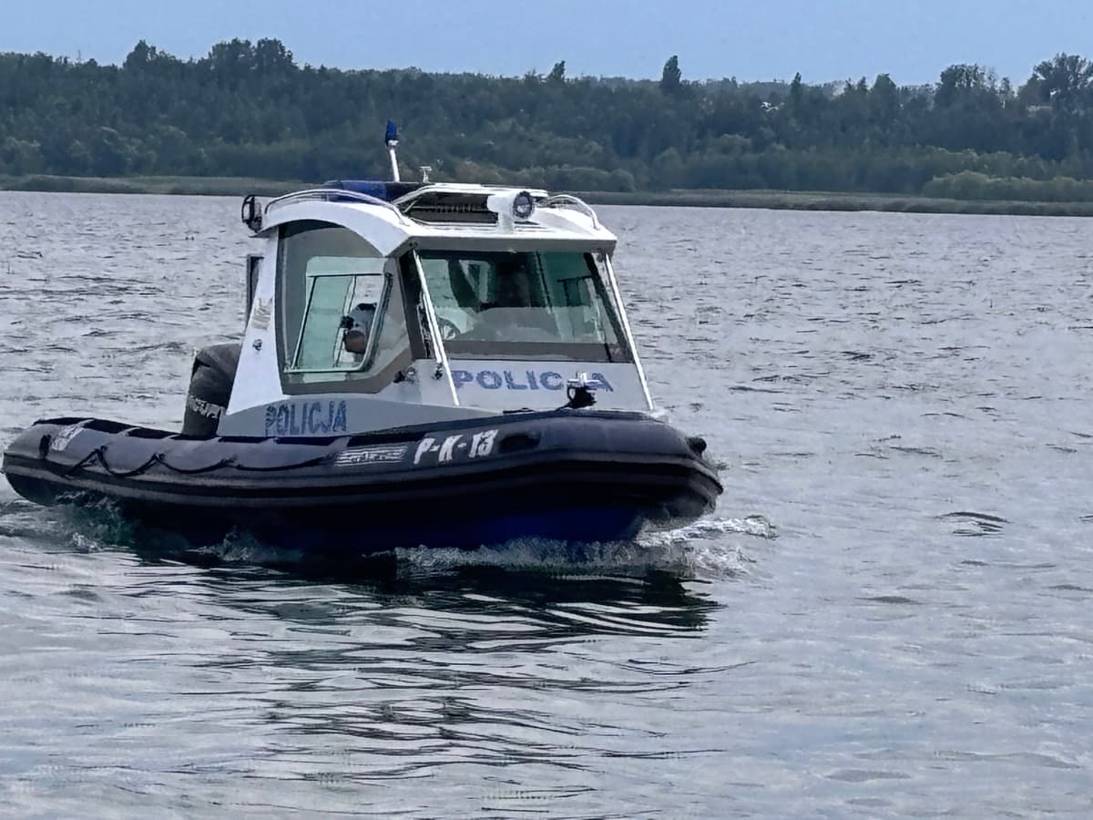 Ulewa i silny wiatr na Jeziorze Tarnobrzeskim. Ewakuacja ojca i 12-latka