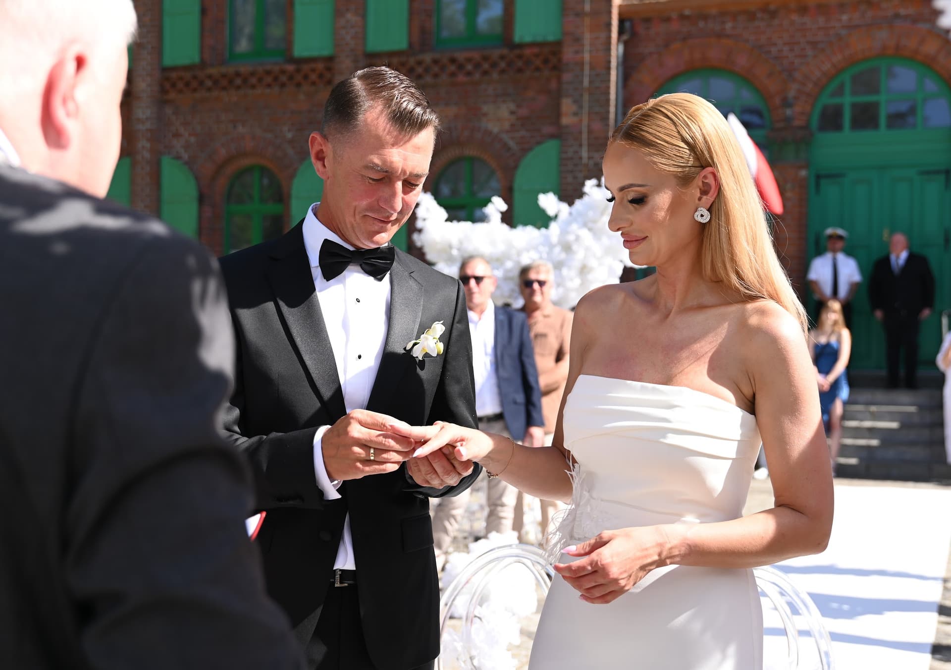 Łukasz Czyrny i Milena Kopytiuk powiedzieli sobie „tak”. Wyjątkowy ślub w Niechorzu [ZDJĘCIA]