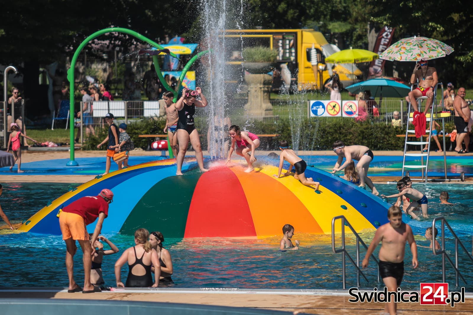 Świdnicki basen letni oblegany. W sobotę temperatura może sięgnąć 38 stopni Celsjusza [FOTO/VIDEO]