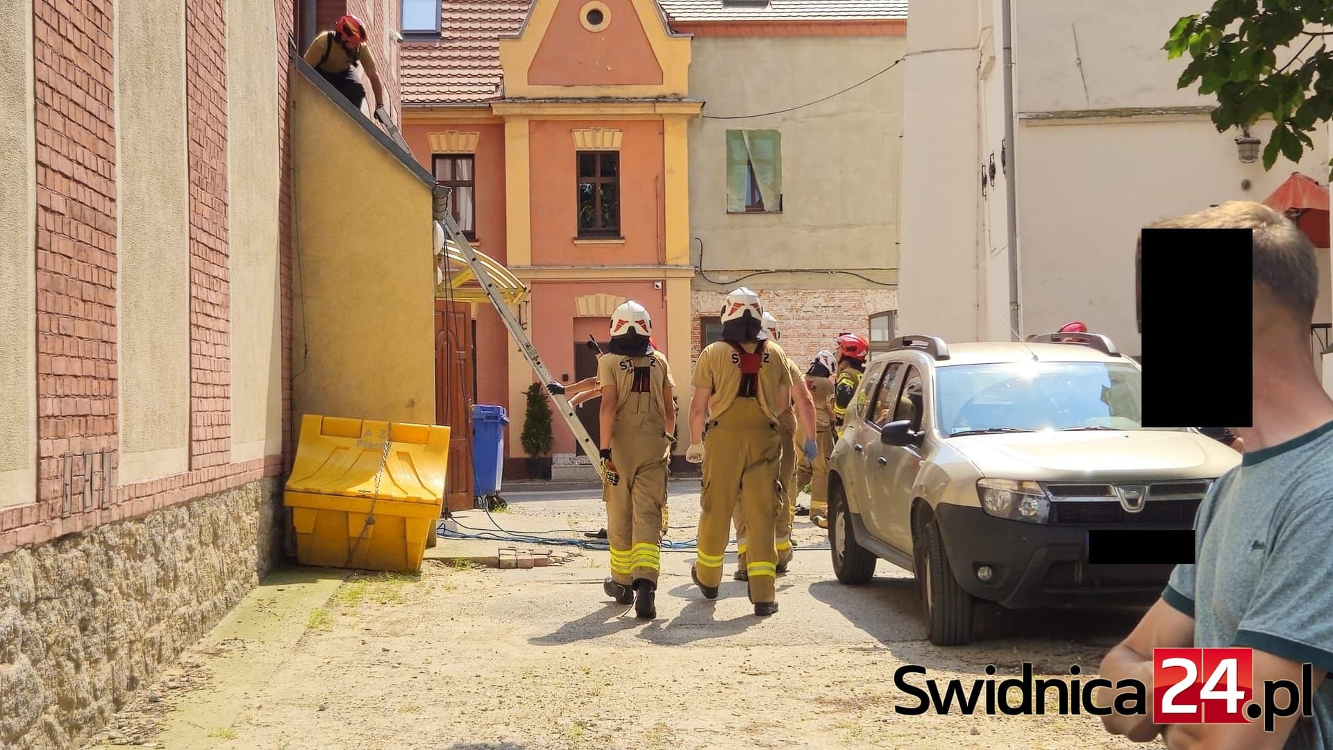 Mężczyzna wyskoczył z okna Prokuratury Rejonowej w Świdnicy [FOTO]