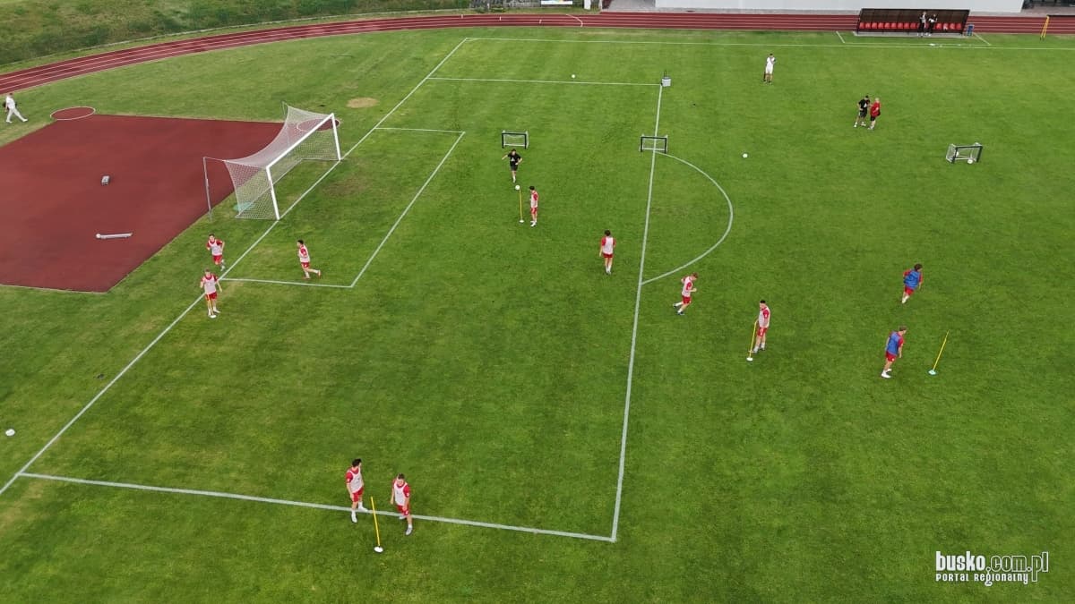 AKS 1947 Busko-Zdrój zagra pierwszy mecz po awansie do Betclic 3 Ligi. Rywalem Siarka Tarnobrzeg