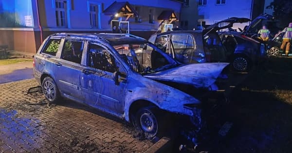 Nocny pożar w Ulanowie. Spłonęło siedem samochodów