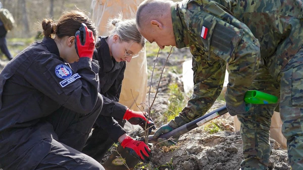 Wilczy Szaniec miejscem wyjątkowej akcji. Straż Graniczna, Lasy Państwowe i młodzież razem dla przyrody