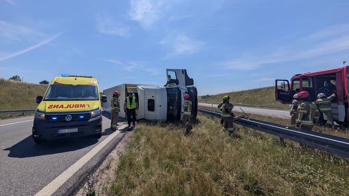Ciężarówka wywróciła się na S7. Są utrudnienia w ruchu