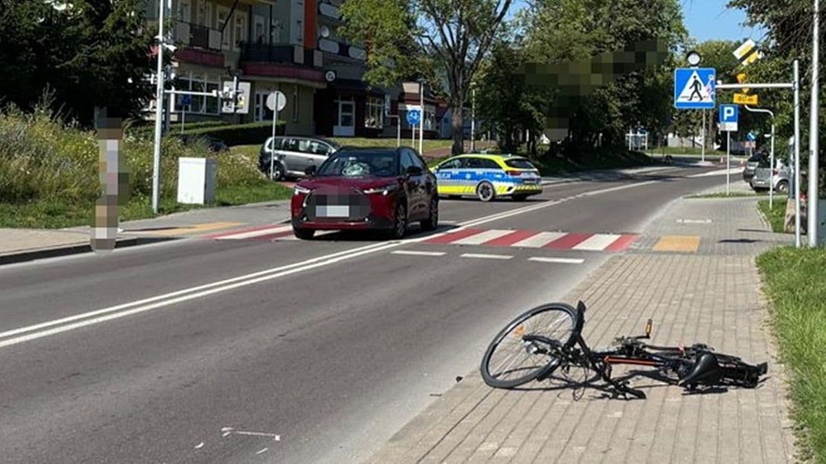 Rowerzysta potrącony w rejonie przejścia dla pieszych. 74-latek trafił do szpitala