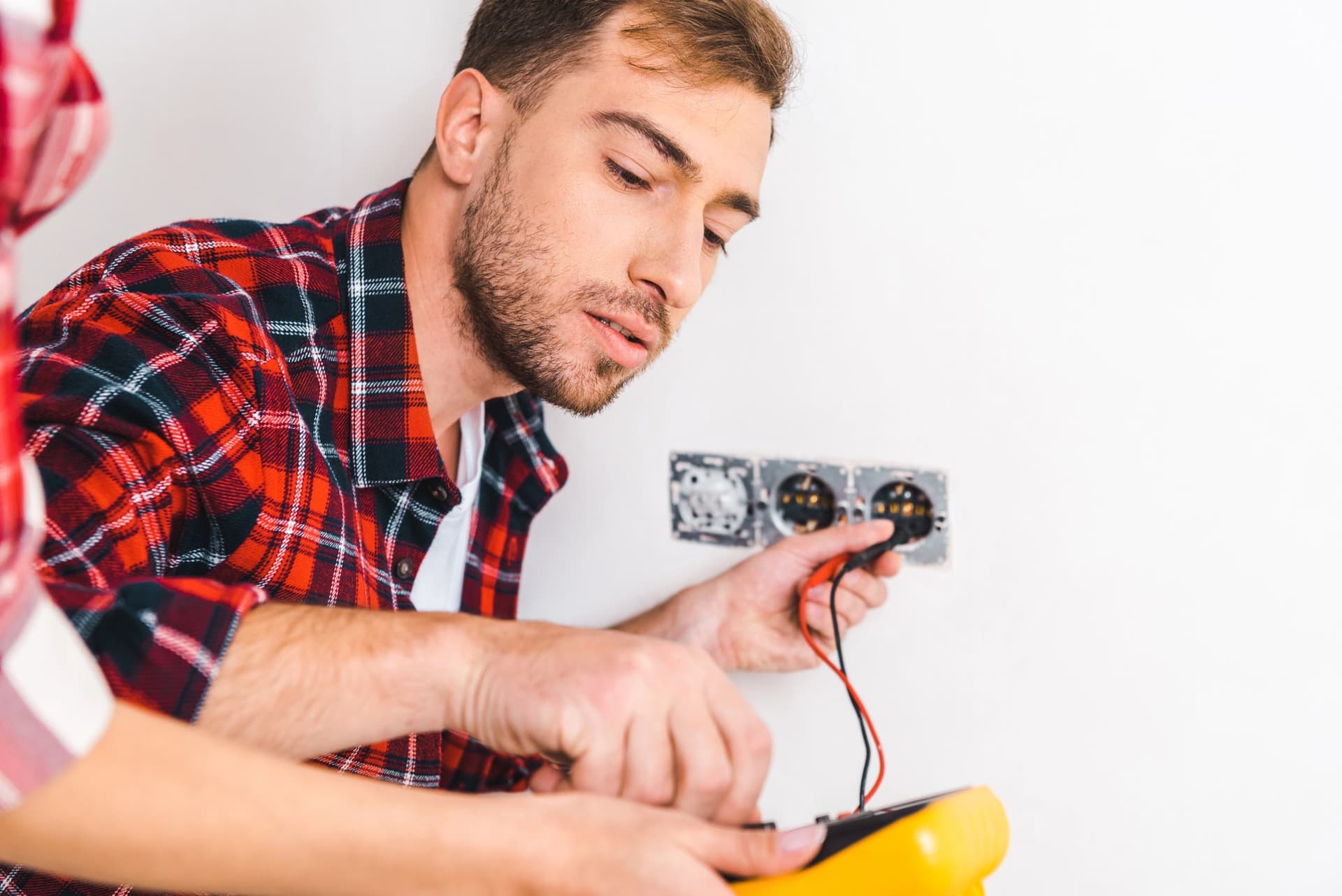 Skoki napięcia a awarie sprzętu – jak stabilizator napięcia sieciowego chroni elektronikę?