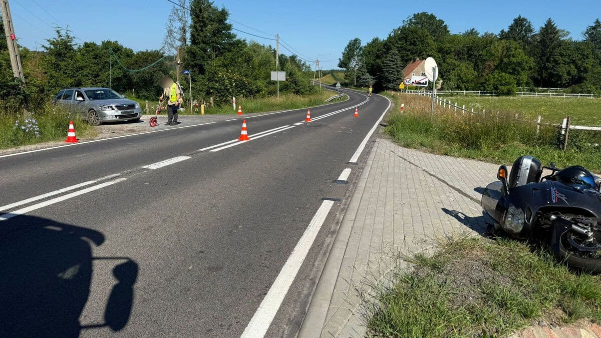 Zderzenie motocyklisty ze Skodą na drodze krajowej. Policja wyjaśnia okoliczności