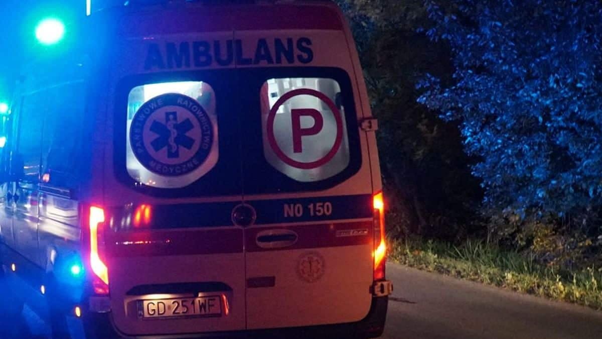 Wypadek na quadzie. Dwie osoby trafiły do szpitala po wywrotce w lesie