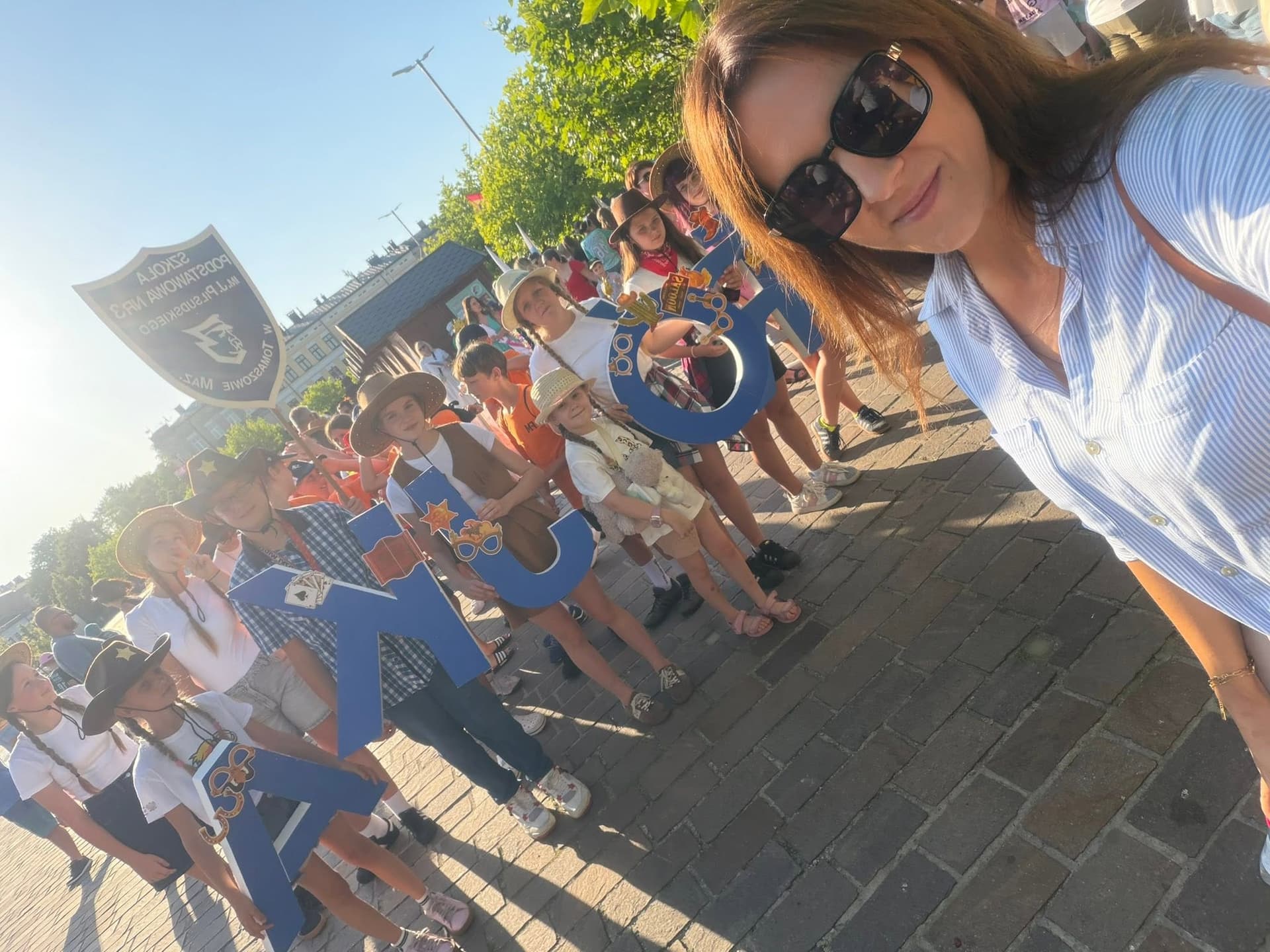 Przemarsz uczniów „Trójki” ulicami miasta, na czele z Panią Dyrektor