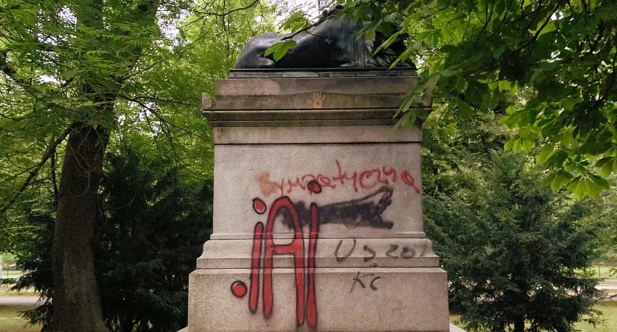 Pomnik lwa w legnickim parku pomalowany sprayem przez wandali będzie wyczyszczony