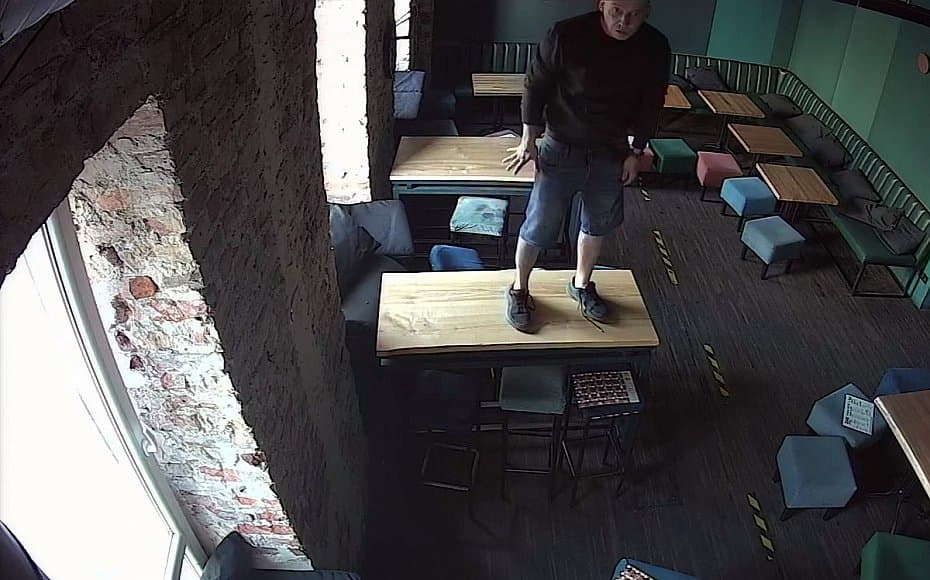 Włamał się do baru przy Chmielnej. Policja publikuje jego wizerunek