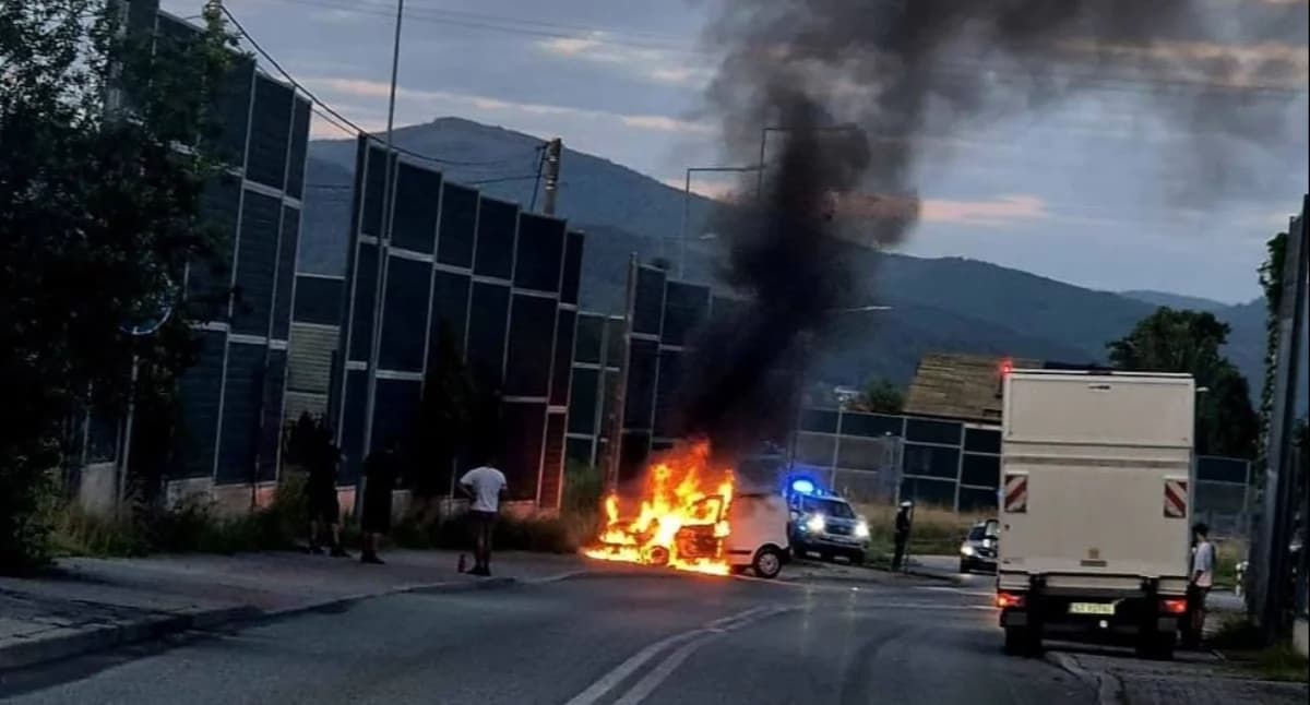 Pożar auta w Łodygowicach ul Kasztanowa sz…