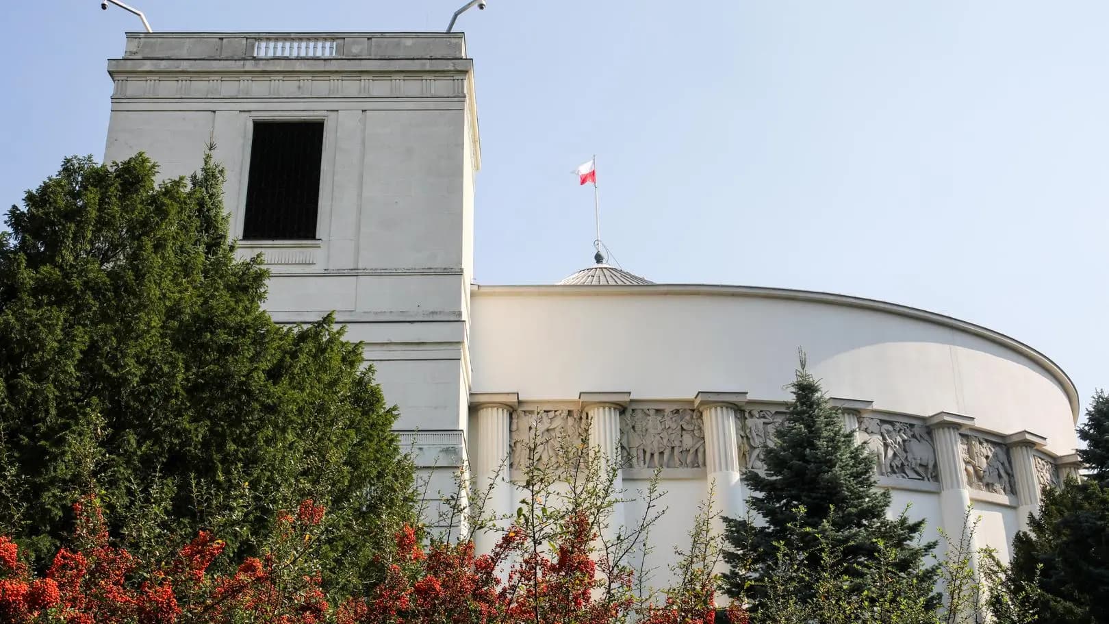 Nowy sondaż partyjny. Lider z niewielkim spadkiem, kto zyskuje?