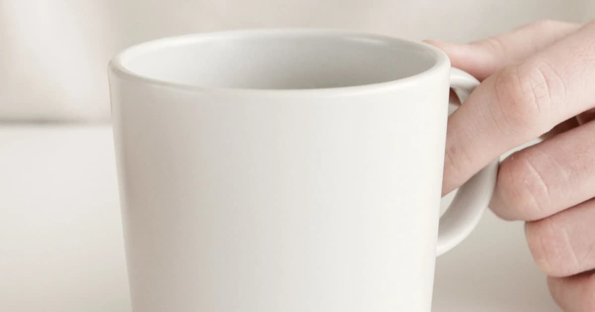 Kubki ceramiczne z logo w strategii marketingowej – zastosowania i efekty brandingu