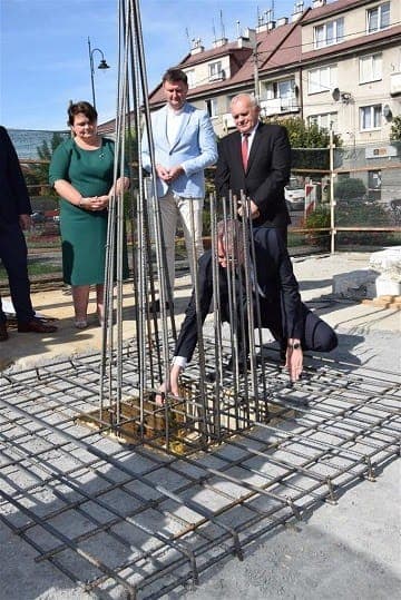 Sędziszów Małopolski – Wmurowanie „Kapsuły Czasu” w fundamenty powstającego Pomnika „100 lecia Odzyskania Niepodległości” (17.09.br)
