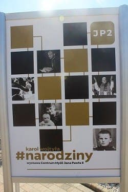 Ropczyce – Wystawa Plenerowa na Rynku pt. „Karol Wojtyła Narodziny”