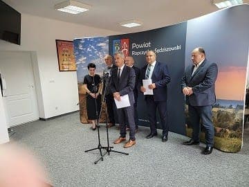 Ropczyce: Briefing Starosty vs. wykluczenia B. Frysztak oraz J. Brody z powiatowego Klubu Radnych PiS