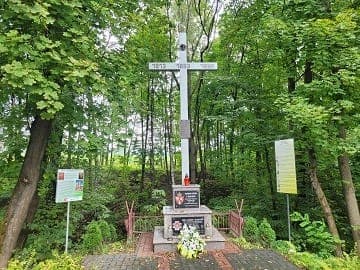 e-felietonik: Znicze pamięci pod pomnikami bohaterów