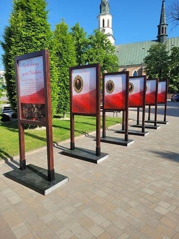 Ropczyce: Plenerowa Wystawa „Twórcy Konstytucji 3-Maja” na Rynku