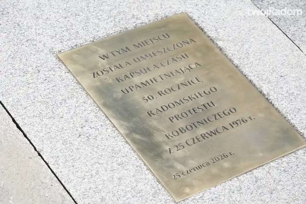 Kapsuła czasu na 50. rocznicę Radomskiego Czerwca ’76 została wkopana na pl. Corazziego
