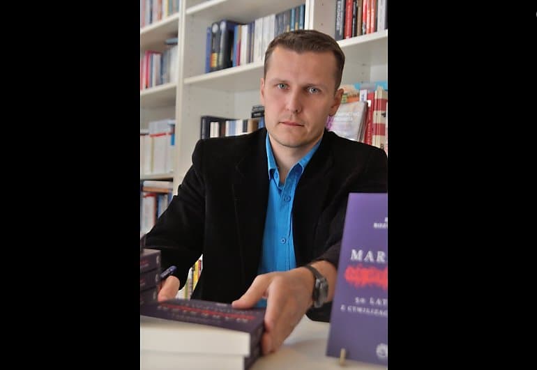 MIĘDZY WIERSZAMI Czy marksizm wrócił do szkoły? Wideofelieton o książce Dariusza Rozwadowskiego