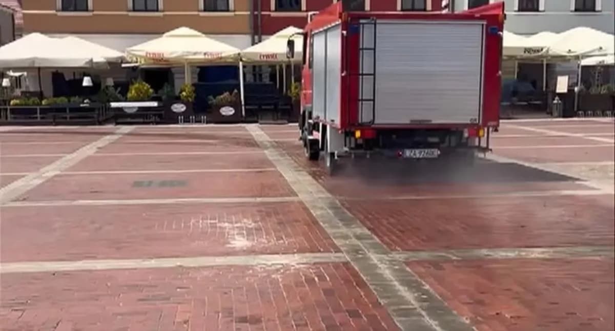 Polewali kostkę na Rynku Wielkim. Jedni g…
