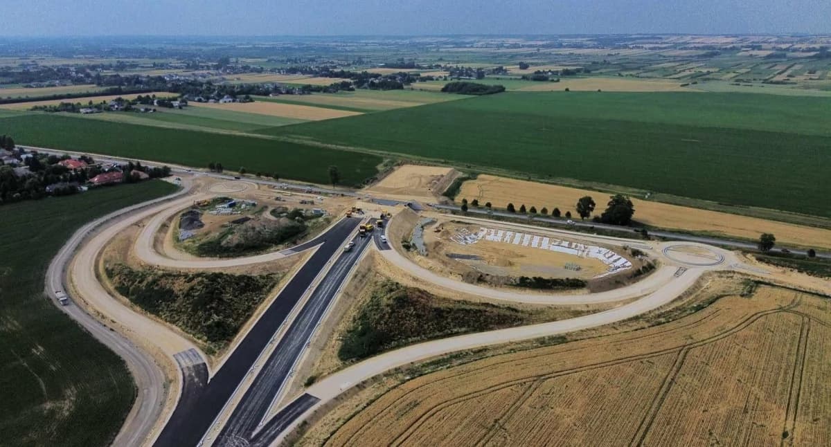 Na S17 wylewają już pierwszy asfalt! Mamy najnowsze zdjęcia z drona z budowy pod Zamościem