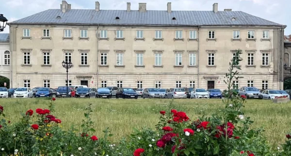 Parking pod Pałacem Zamoyskich będzie zamknięty. Kierowcy muszą przestawić auta