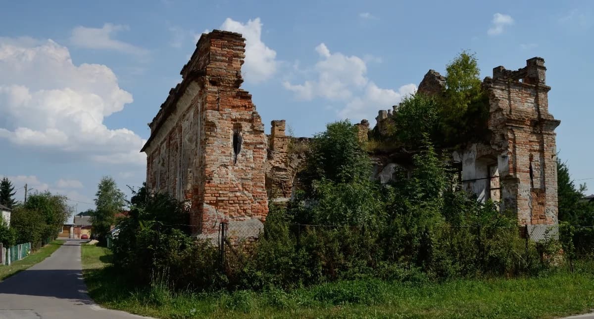 Zawaliła się część ściany dawnej synagogi w Łaszczowie. Nie zbliżajcie się tam, jest niebezpiecznie