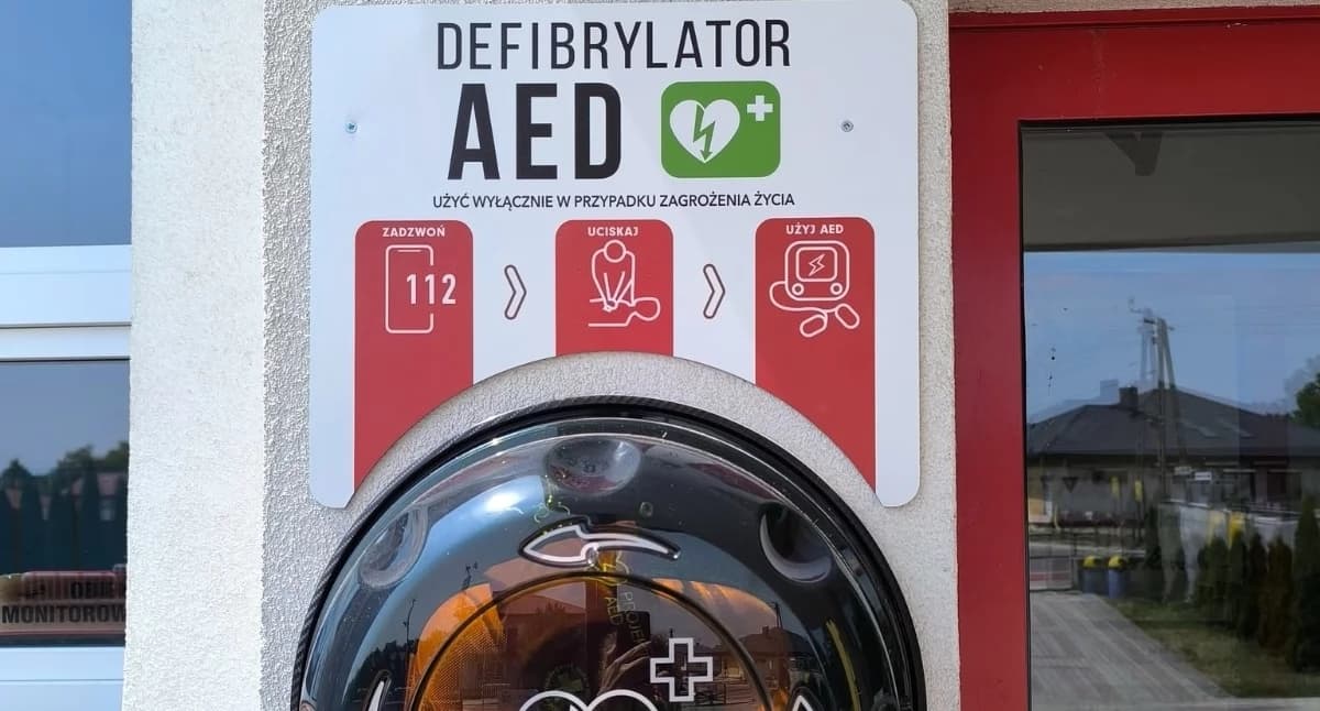 To urządzenie ratuje życie. Defibrylator AED zwisł na budynku szkoły w Łaszczowie