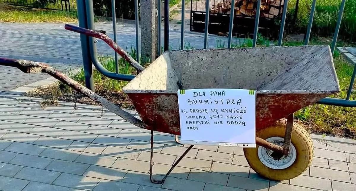 Burmistrzu, wywieź się sam? Przy ul. Kaczej w Krasnymstawie ktoś wystawił starą taczkę dla burmistrza Daniela Miciuły